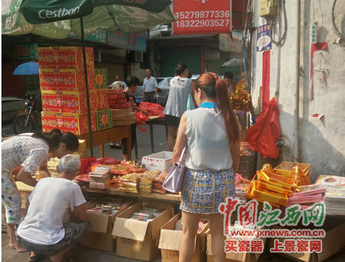 銷(xiāo)售中元節(jié)祭品的攤位火暴